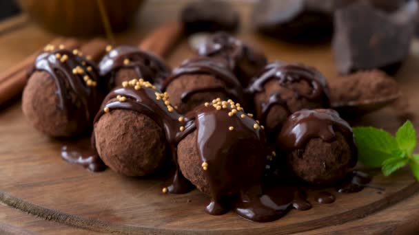 Chocolade Truffels Versieren Met Gouden Hagelslag Zelfgemaakte Chocolade Snoep Truffels — Stockvideo