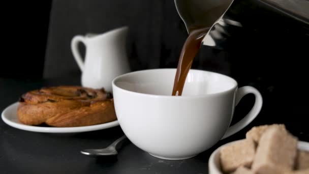 Caffè Americano Nero Versando Tazza Bianca Tazza Caffè Nero Caldo — Video Stock