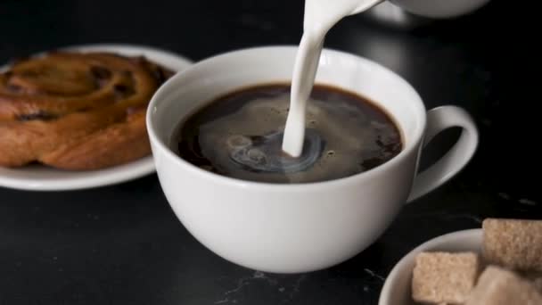 Yavaş Çekim Kremi Koyu Kahvenin Içine Dökülüyor — Stok video