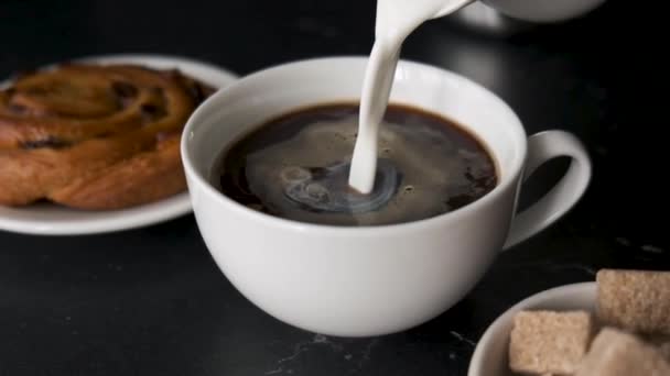 Creme Câmera Lenta Derramando Café Preto — Vídeo de Stock