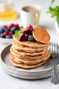 Tabağında böğürtlen olan vejetaryen krep. Glütensiz krep yığını.