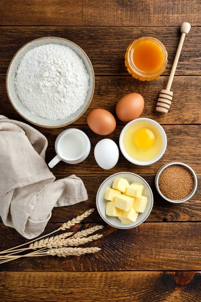 Ahşap Masa Arkasında Pişirmek Için Gerekli Malzemeler Yumurtaları Şekerli Tereyağı — Stok fotoğraf