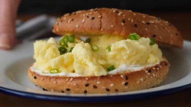 Omlet ve soğanlı bagel tostu. Yumurtalı kahvaltı sandviçi.