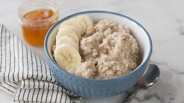 Muz ve acai üzümlü yulaf ezmesi kasesi. Sağlıklı kahvaltı.