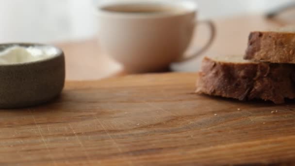 Brödbröd Med Färskost Äggröra Och Gräslök Kvinnans Händer Utsökta Rostat — Stockvideo