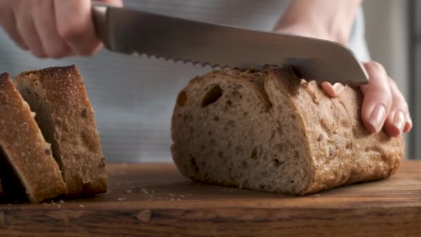 Hausgemachtes Sauerteigbrot Scheiben Schneiden Frau Schneidet Brot Zeitlupe — Stockvideo