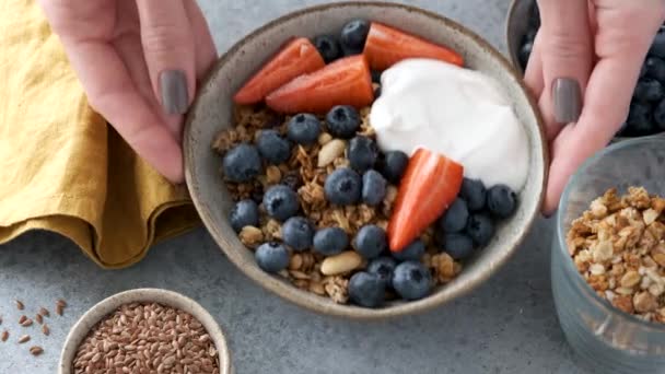 Granola Con Bacche Yogurt Greco Cibo Sano Colazione Serve Ciotola — Video Stock