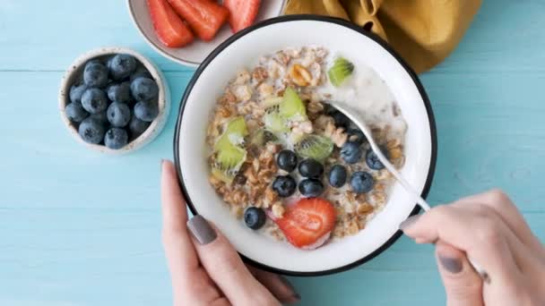 Τρώγοντας Δημητριακά Πρωινό Granola Φρούτα Μπλε Φόντο Top View Υγιή — Αρχείο Βίντεο