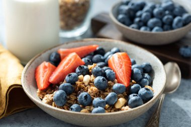 Bal taneli yaban mersini ve çilek.