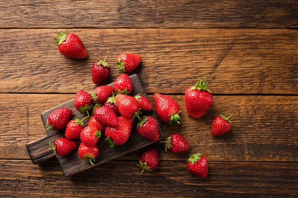 Tahta masadaki organik çilekler.