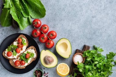 Kızarmış kiraz domatesli sağlıklı vejetaryen tostu.