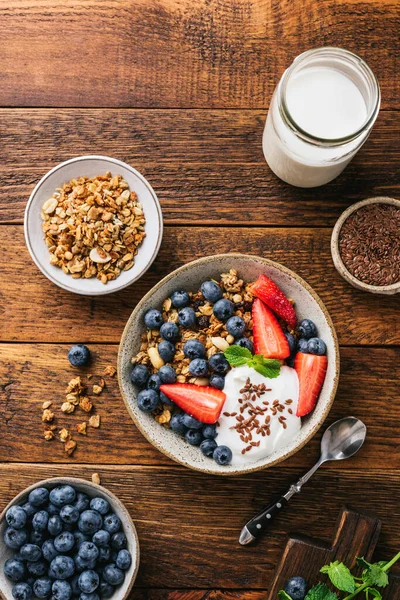 Cuenco de granola con arándanos, fresas y yogur griego — Foto de Stock