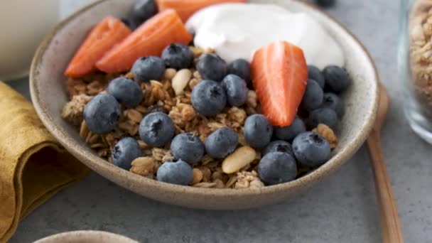 Müsli Mit Blaubeeren Erdbeeren Und Griechischem Joghurt Gesundes Frühstück — Stockvideo