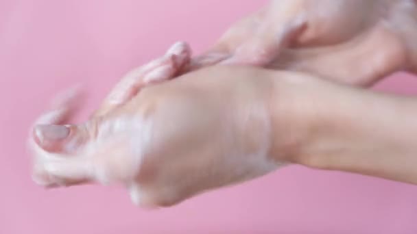 Mycie Rąk Mydłem Różowym Tle Higiena Rąk Kobiet Oczyszczanie Antybakteryjnego — Wideo stockowe