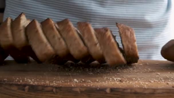 Pão Massa Farinha Cortado Partes Cai Velha Superfície Madeira Câmera — Vídeo de Stock