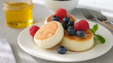 Süzme peynirli börek, şurup. Kahvaltıda kaymak peynirinden yapılan tatlı Rus ya da Ukrayna yemeği