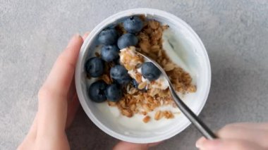 Kavanozda yaban mersinli yoğurt. Sağlıklı kahvaltı yapan kadın yoga yapıyor.