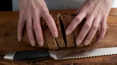 Dilimlenmiş kahverengi ekmek. Ekmek dilimleme