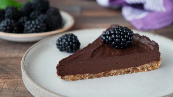 Een Hapje Chocoladetaart Met Een Vork Gladde Romige Veganistische Avocado — Stockvideo