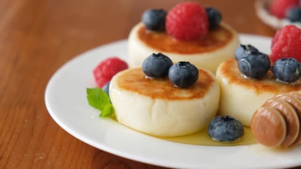 Beignets Fromage Cottage Sironiki Aux Baies Miel Dans Une Assiette — Video