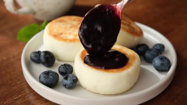 Syrniki Kwark Beignets Geserveerd Met Bosbessenjam Lekker Ontbijt Uit Russische — Stockvideo