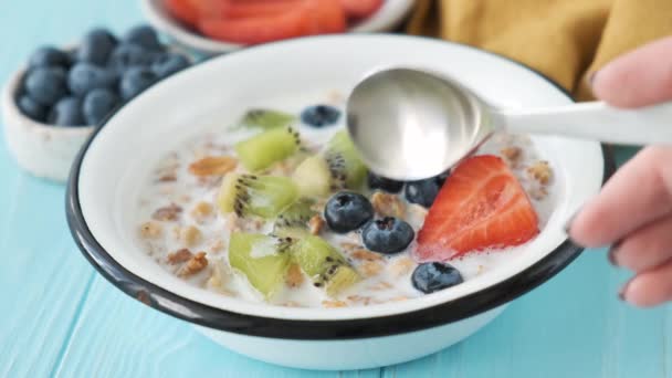 Jedzenie Płatków Śniadaniowych Granola Owocami Koncepcja Zdrowej Żywności — Wideo stockowe