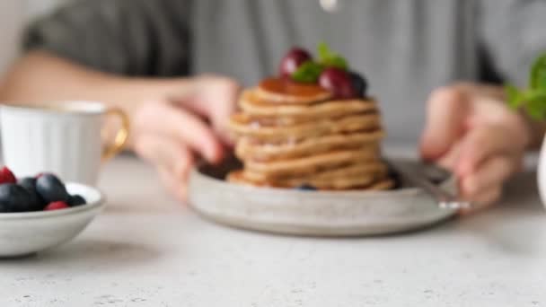 Serving Pancakes Berries Female Hands Put Plate Vegetarian Oat Pancakes — Stock Video