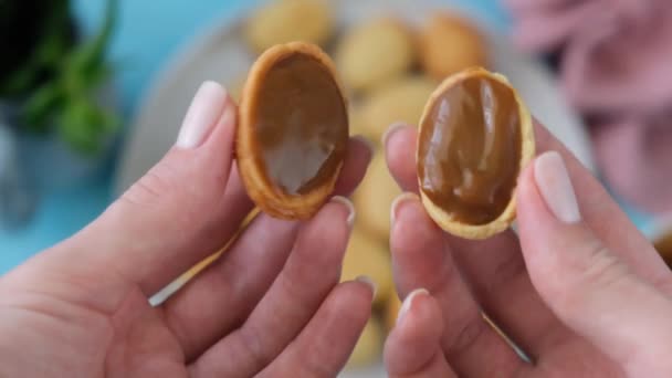 Dulce Leche Relleno Galleta Forma Nuez Preparación Galletas — Vídeos de Stock