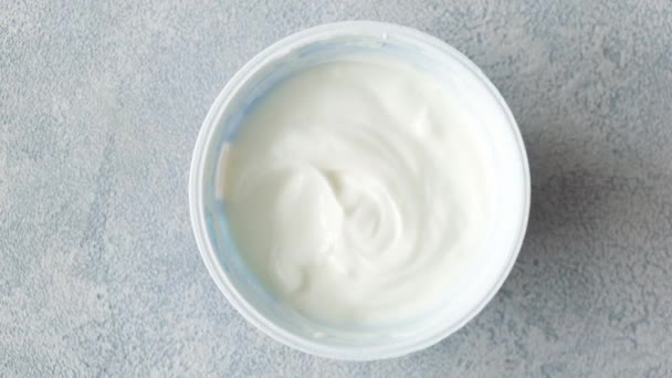 Iogurte Com Granola Mirtilos Adicionar Granola Mirtilos Frescos Pote Iogurte — Vídeo de Stock