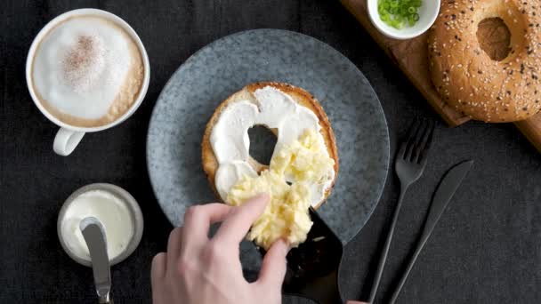 Krem Peynirli Simit Çırpılmış Yumurta Kadın Elleri Kızarmış Simit Krem — Stok video