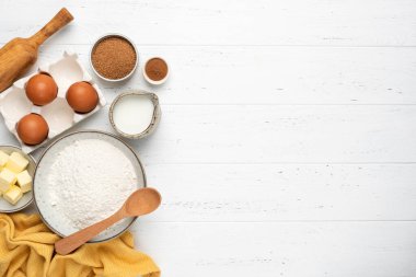 Pasta kurabiyesi pişirmek ya da beyaz ahşap masa arkasında tatlı pasta yapmak için gerekli malzemeler.