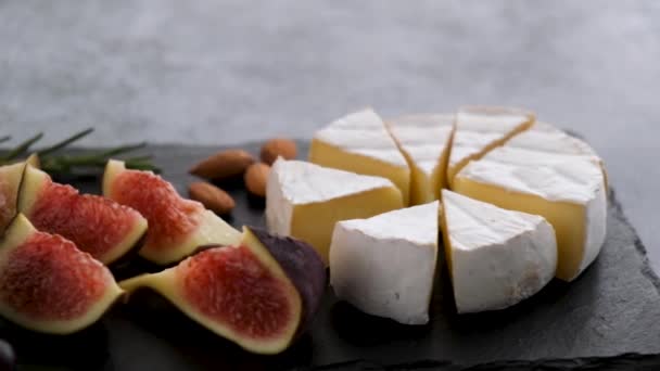 Plateau Fromage Camembert Figues Raisins Sur Fond Ardoise Noire — Video
