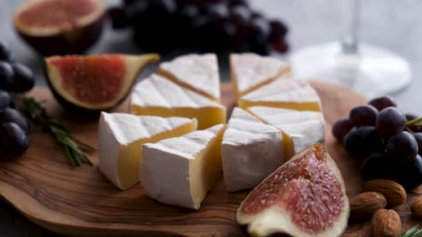 Queso Camembert Rebanado Con Higos Frescos Uvas Vino Picar Mano — Vídeos de Stock