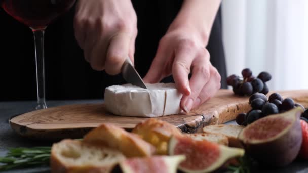 Cięcie Sera Camembert Drewnianej Desce Przygotowanie Talerza Serowego Świeżych Fig — Wideo stockowe