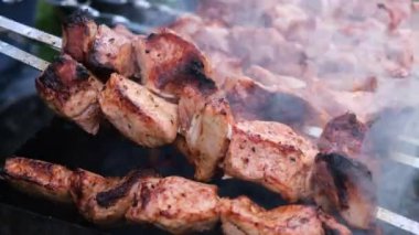 Şiş kebap pişirmek, kömür ocağında şiş kebap, yakın çekim. Kırmızı et şişleri.