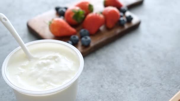 Queso Cabaña Con Fresas Tazón Manos Femeninas Sirviendo Tazón Queso — Vídeo de stock