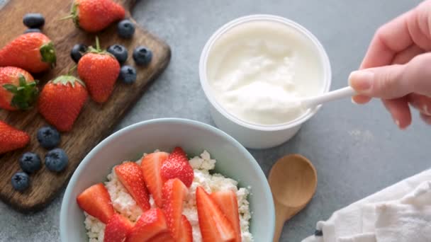 Cottage Con Fragole Yogurt Donna Che Aggiunge Yogurt Naturale Ciotola — Video Stock