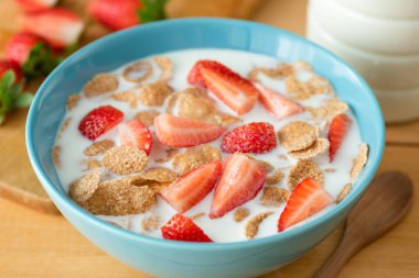 Kepekli tam tahıl gevreği, çilek ve badem sütü.