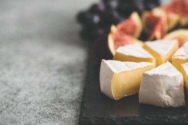 Dilimlenmiş peynir veya incir ve üzümlü peynirli camembert peyniri.