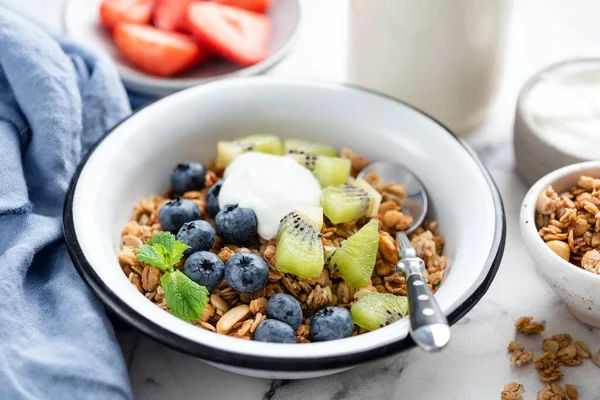 Müslischale mit Früchten und griechischem Joghurt — Stockfoto