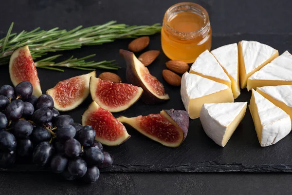 Сир Камамбер з інжиром, виноградом та медом — стокове фото
