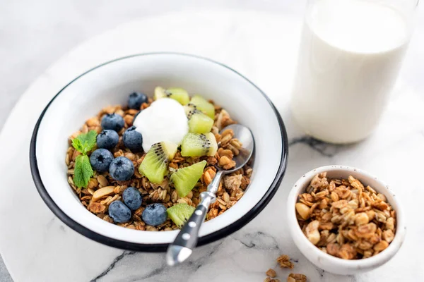 Granola com frutas e iogurte na tigela — Fotografia de Stock