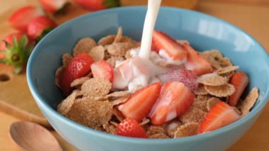 Süt, tam tahıllı tanecikli, çilekli, yakın çekim manzaralı.