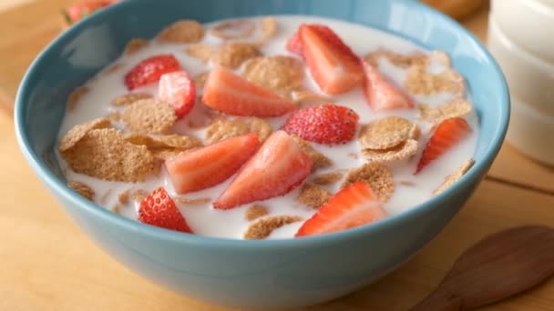 Vollkornflocken Mit Erdbeeren Und Milch Einer Blauen Schüssel Frühstückszerealien Konzept — Stockvideo