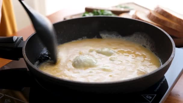 Matlagning Äggröra Skillet Kvinna Rör Ägg Skillet För Att Förbereda — Stockvideo