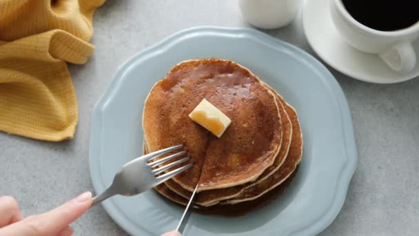 Manger Des Crêpes Avec Une Fourchette Couteau Crêpes Américaines Sirop — Video