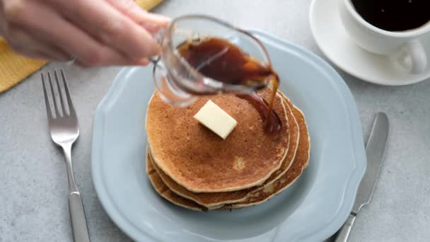 Ahornsirup Auf Pfannkuchen Gießen Amerikanische Frühstückspancakes Mit Butter Und Ahornsirup — Stockvideo