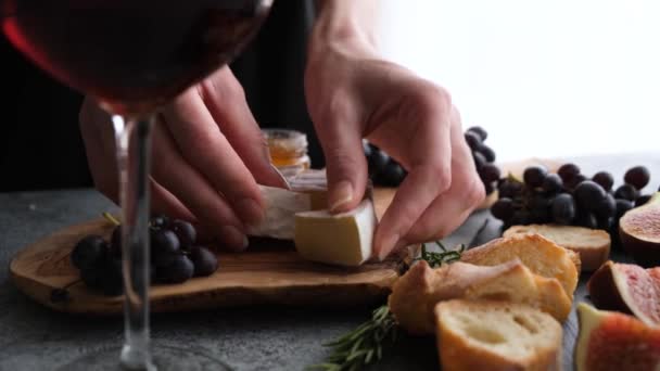 Brie Käse Oder Camembert Käse Mit Wein Baguette Und Trauben — Stockvideo