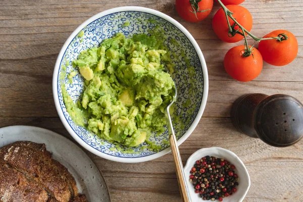 Mashed avocado in a bowl — Stock Photo, Image