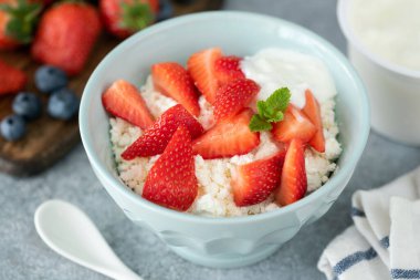 Çilekli süzme peynir.